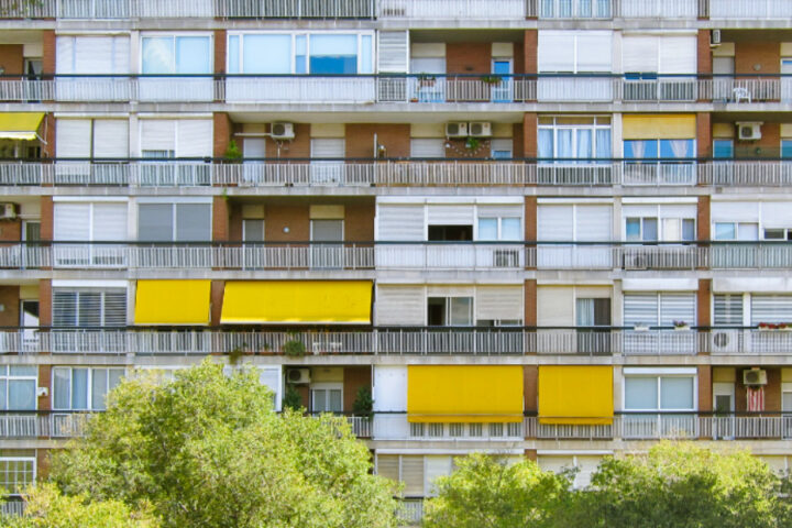 Vooraanzicht van flats met gele zonneschermen
