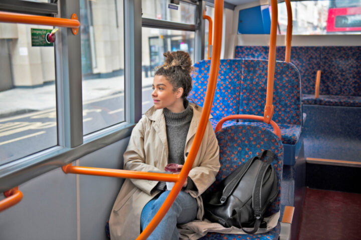 Meisje zit in de bus