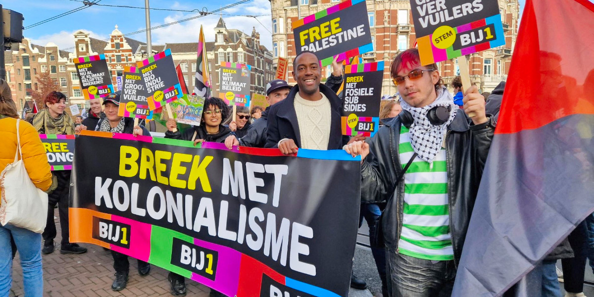 Lijsttrekker Edson Olf loopt vooraan bij een demonstratie in Amsterdam